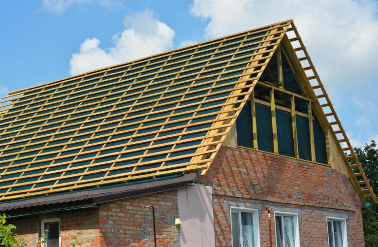 Quels services propose un couvreur professionnel à Marcilly-la-Campagne